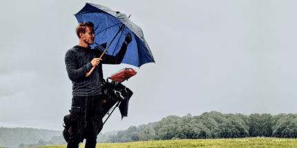 golfer opening umbrella